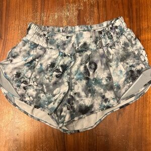 Lululemon Hotty Hot Low Rise Short Kaleidofloral Multi / Blue Cast Size 6